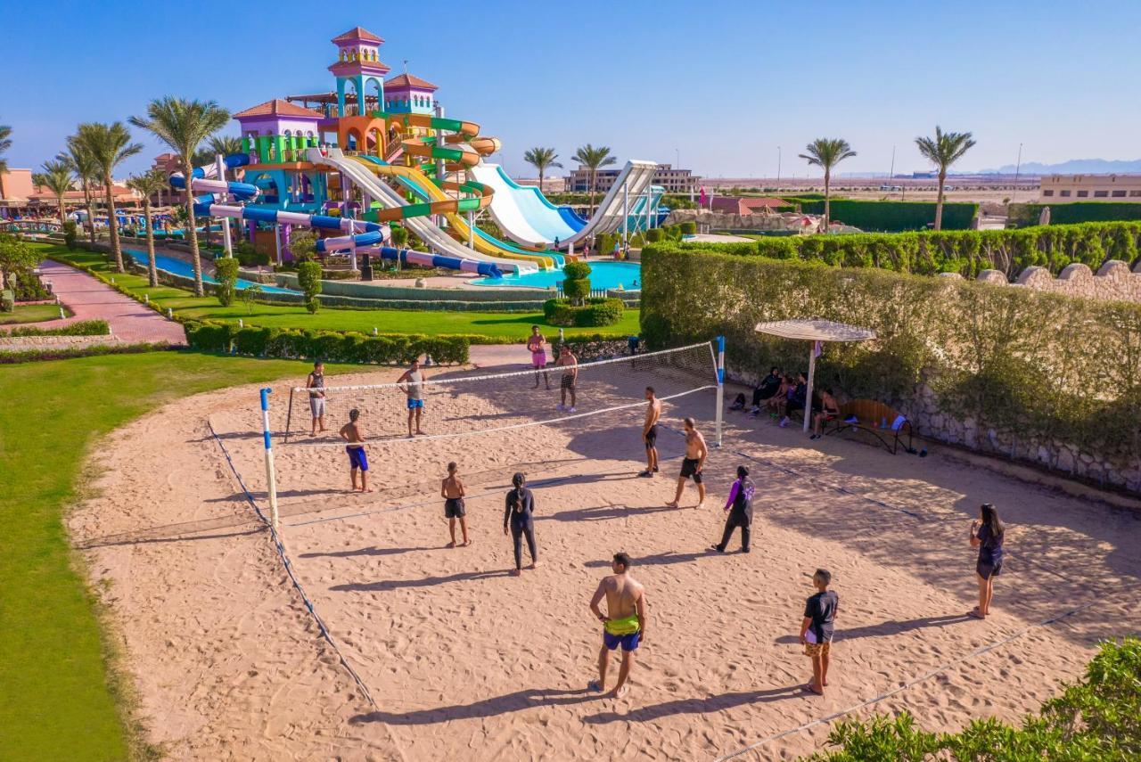 Charmillion Club Aquapark 호텔 샤름 엘 셰이크 외부 사진 Tourists playing beach volleyball in Egypt