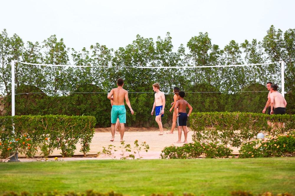 Charmillion Club Aquapark 호텔 샤름 엘 셰이크 외부 사진 Volleyball at the beach