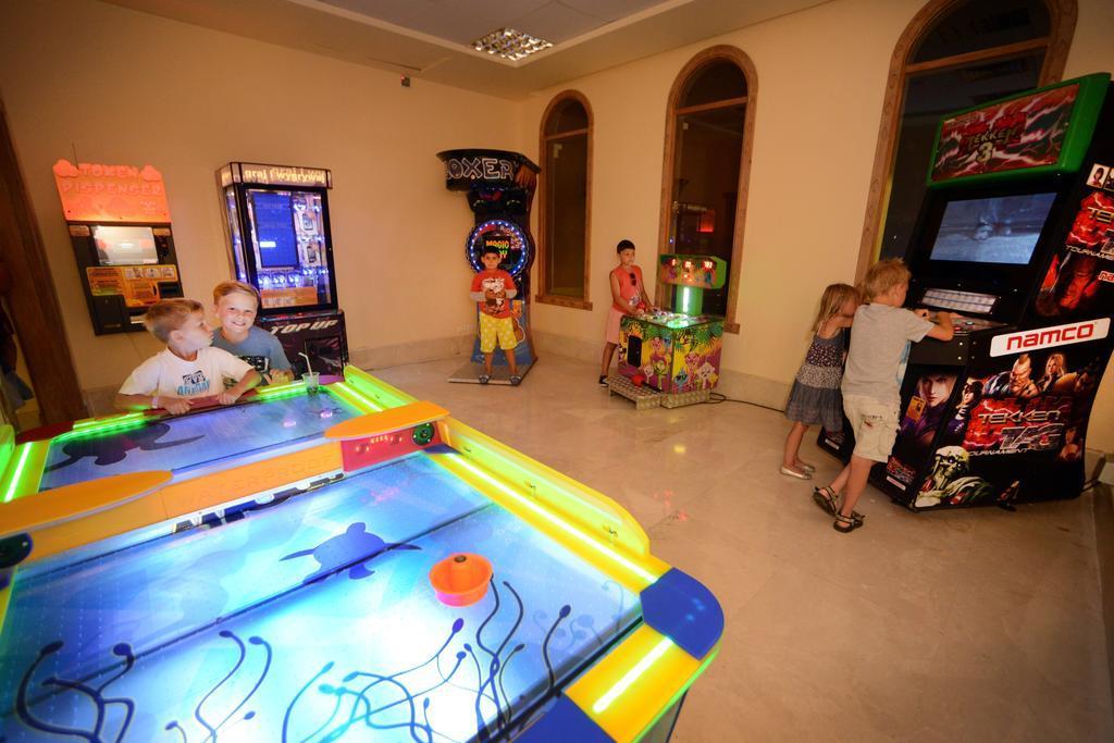 Charmillion Club Aquapark 호텔 샤름 엘 셰이크 외부 사진 Air hockey table